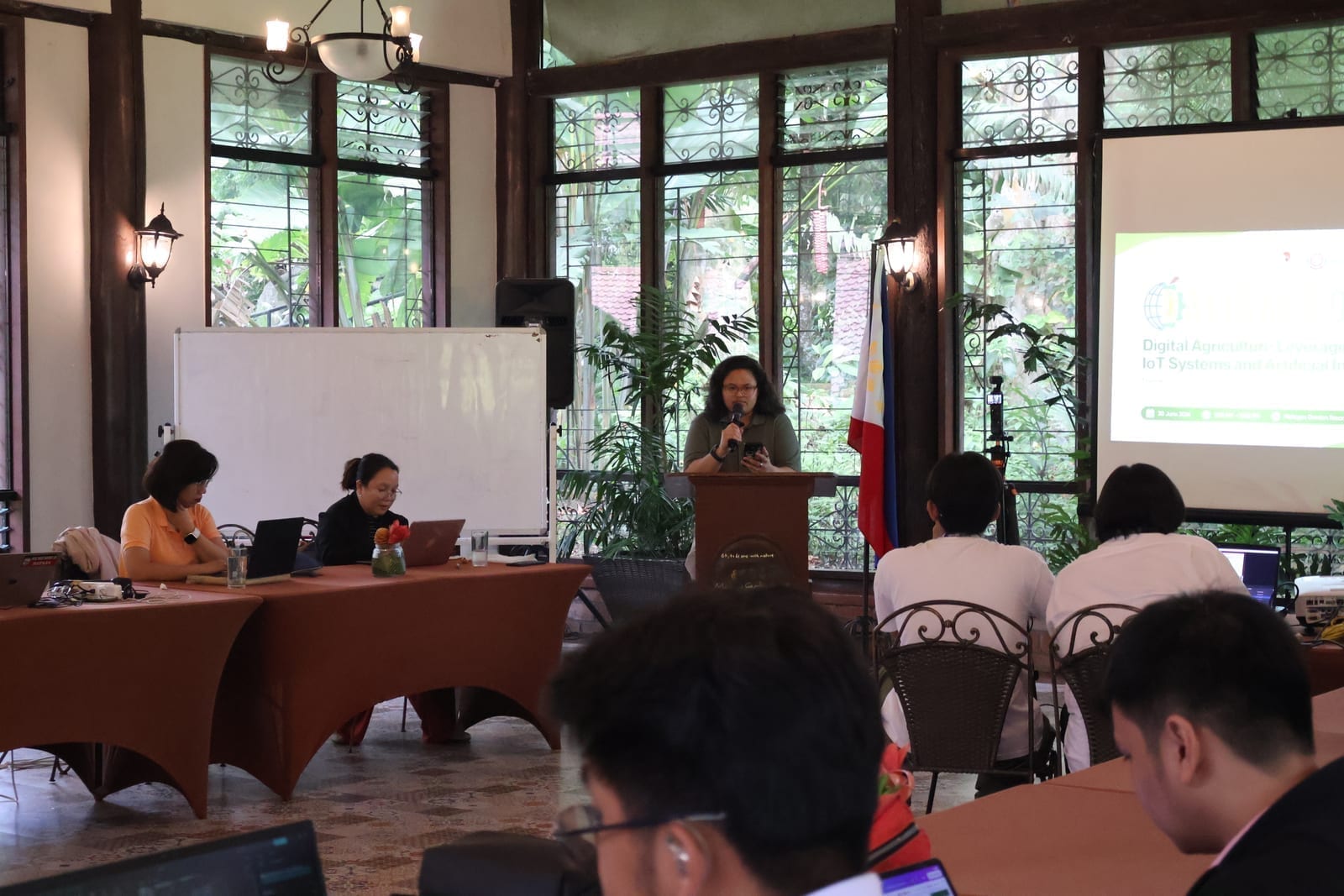 Participants exchanging ideas during the DALISAI 2.0 event